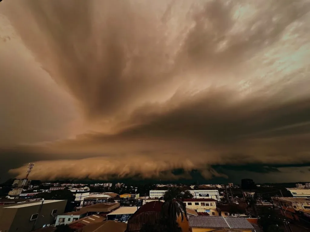Fotógrafos registram célula de tempestade que fez estragos no Norte gaúcho