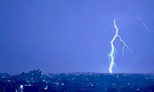 Temporal atinge Porto Alegre com chuva forte e vento