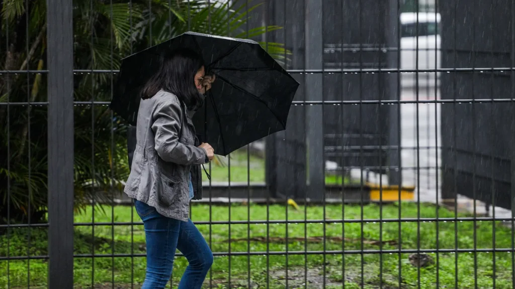 Alerta: chuva vai seguir forte a intensa em Porto Alegre