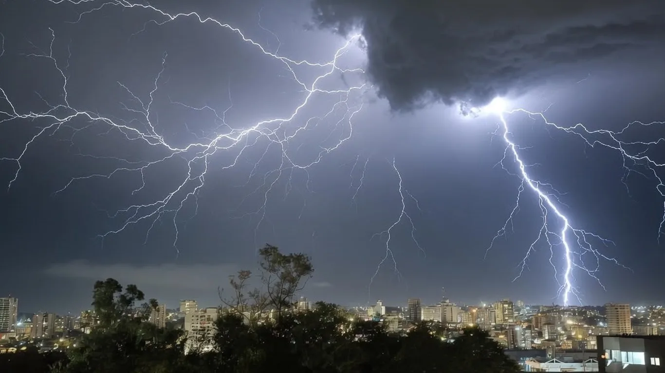 Foto de raios em Ijuí na segunda-feira 