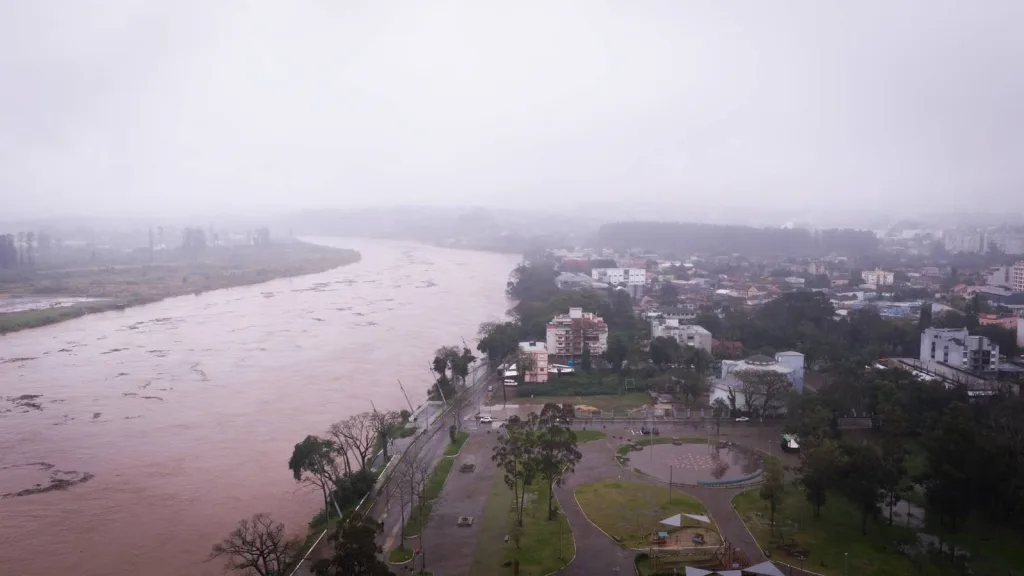 Previsão do tempo: chuva em áreas sob enchente pelo quinto dia