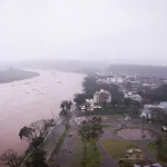 Previsão do tempo: chuva em áreas sob enchente pelo quinto dia