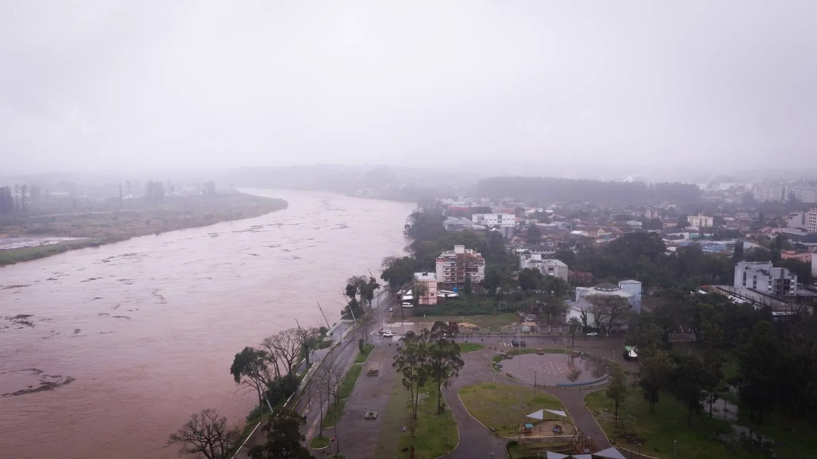 Foto mostra Lajeado sob chuva e neblina durante a enchente 