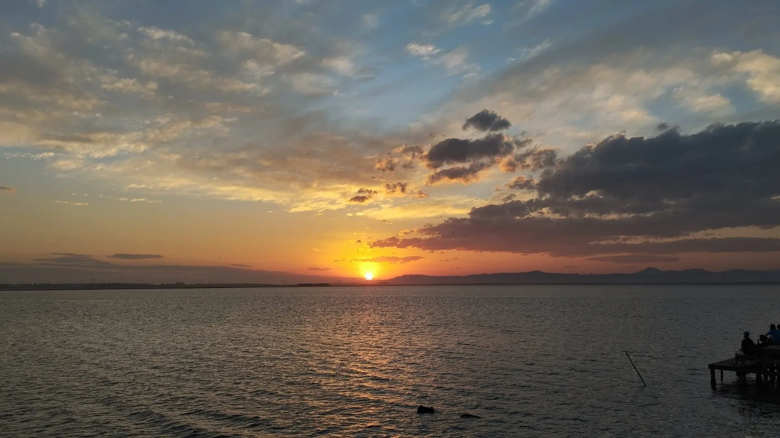 Foto do pôr do sol em dia de calor em Tramandaí 