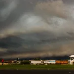 Começo do domingo teve chuva de 100 mm e vento de quase 100 km/h