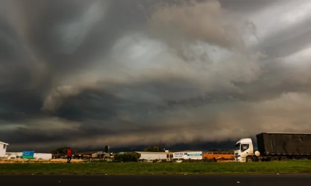 Começo do domingo teve chuva de 100 mm e vento de quase 100 km/h