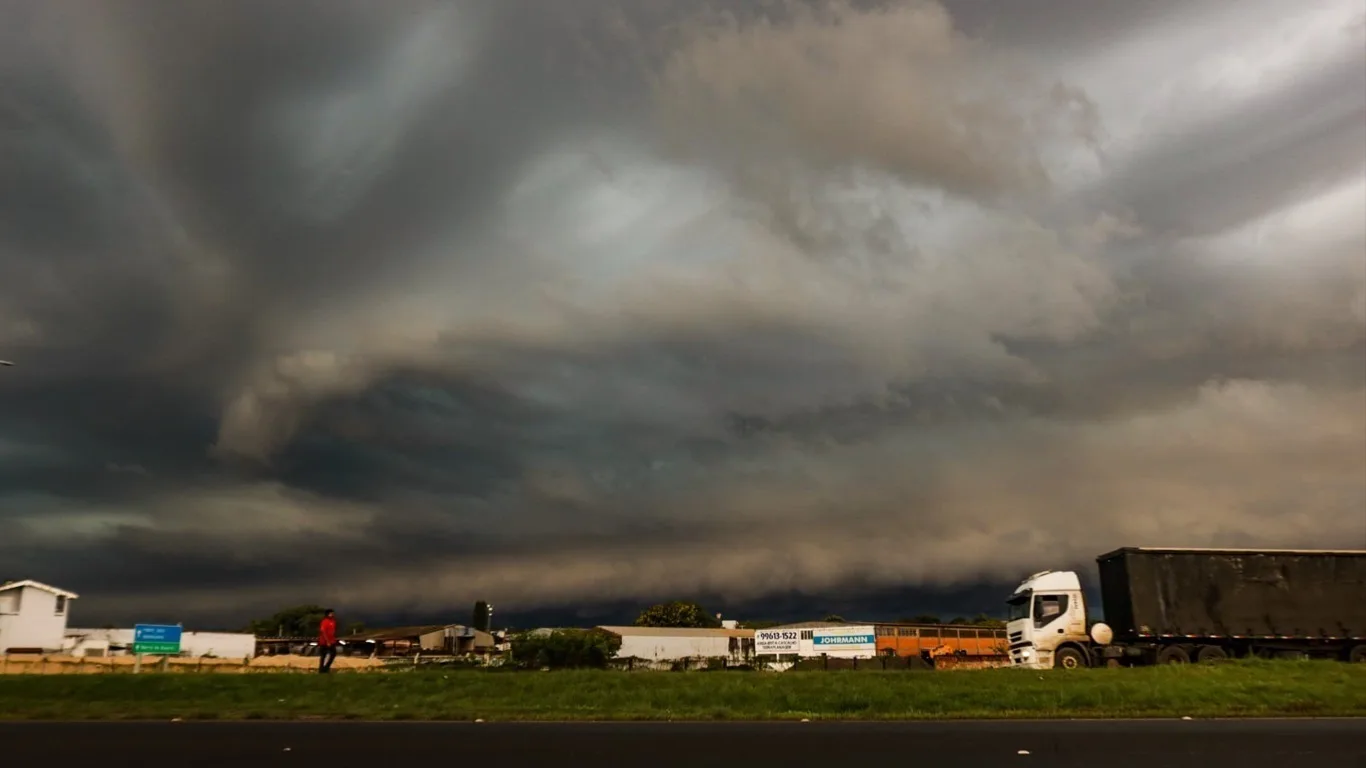 Foto de chuva e vento em Uruguaiana com temporal 