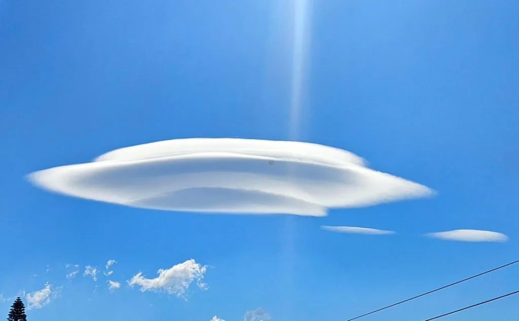 Nuvens em forma de disco voador surpreendem no céu do Sul do Brasil