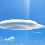 Nuvens em forma de disco voador surpreendem no céu do Sul do Brasil