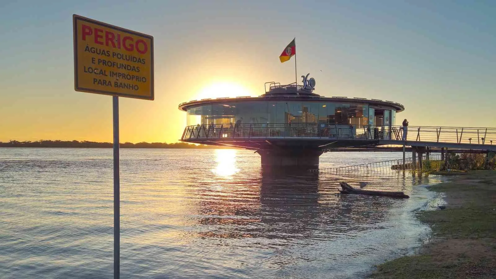 Foto do Guaíba sob cheia