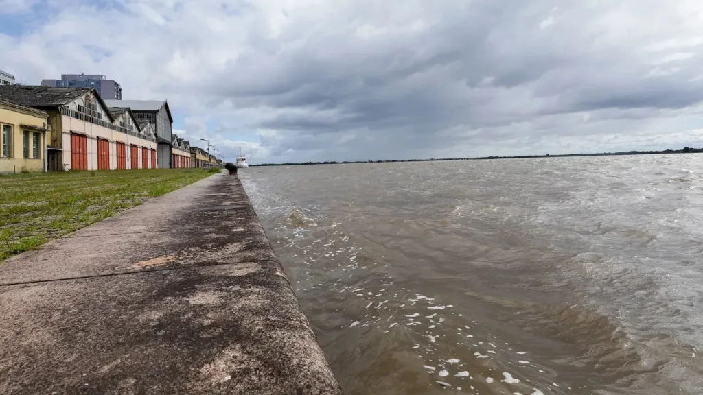 Vento do ciclone interrompe baixa e causa subida temporária do Guaíba