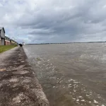 Vento do ciclone interrompe baixa e causa subida temporária do Guaíba