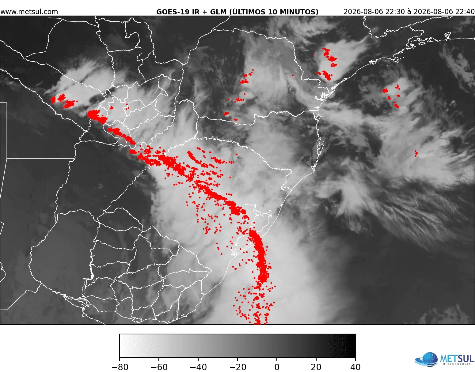 Imagem de satélite com raios mostra a linha de instabilidade da onda de tempestades no começo da noite cruzando o Rio Grande do Sul 