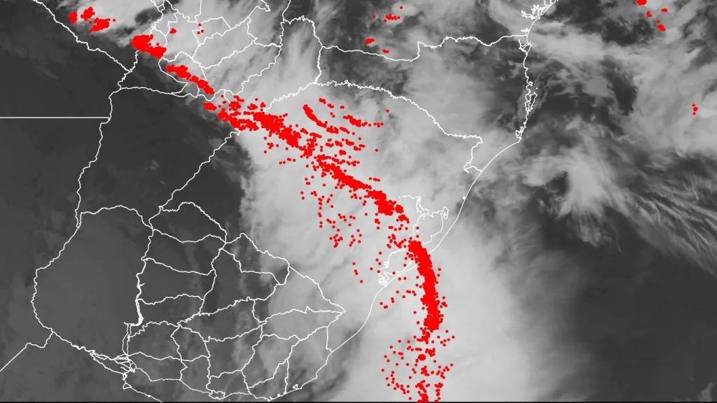 Onda de tempestades avança com vento de até 120 km/h e granizo