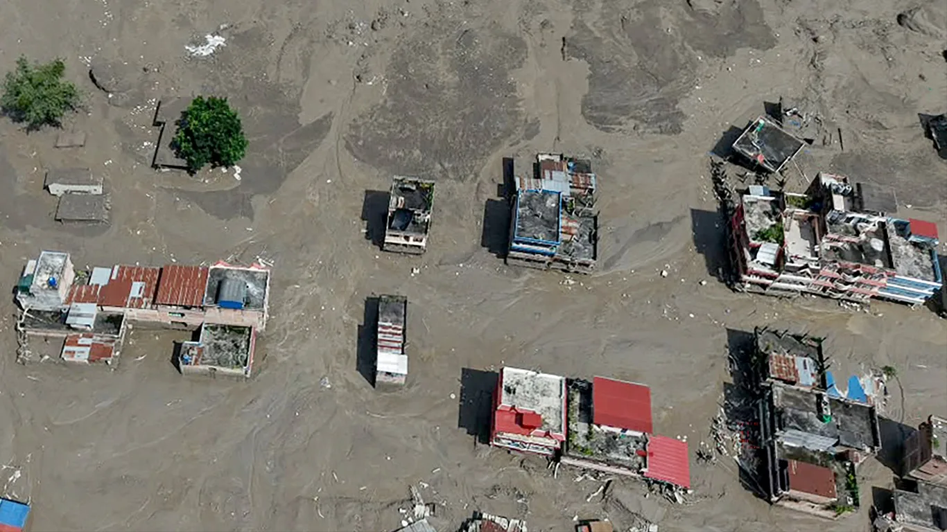 Casas ficam parcialmente submersas após enchente repentina em Trishuli Bazar, no Nepal