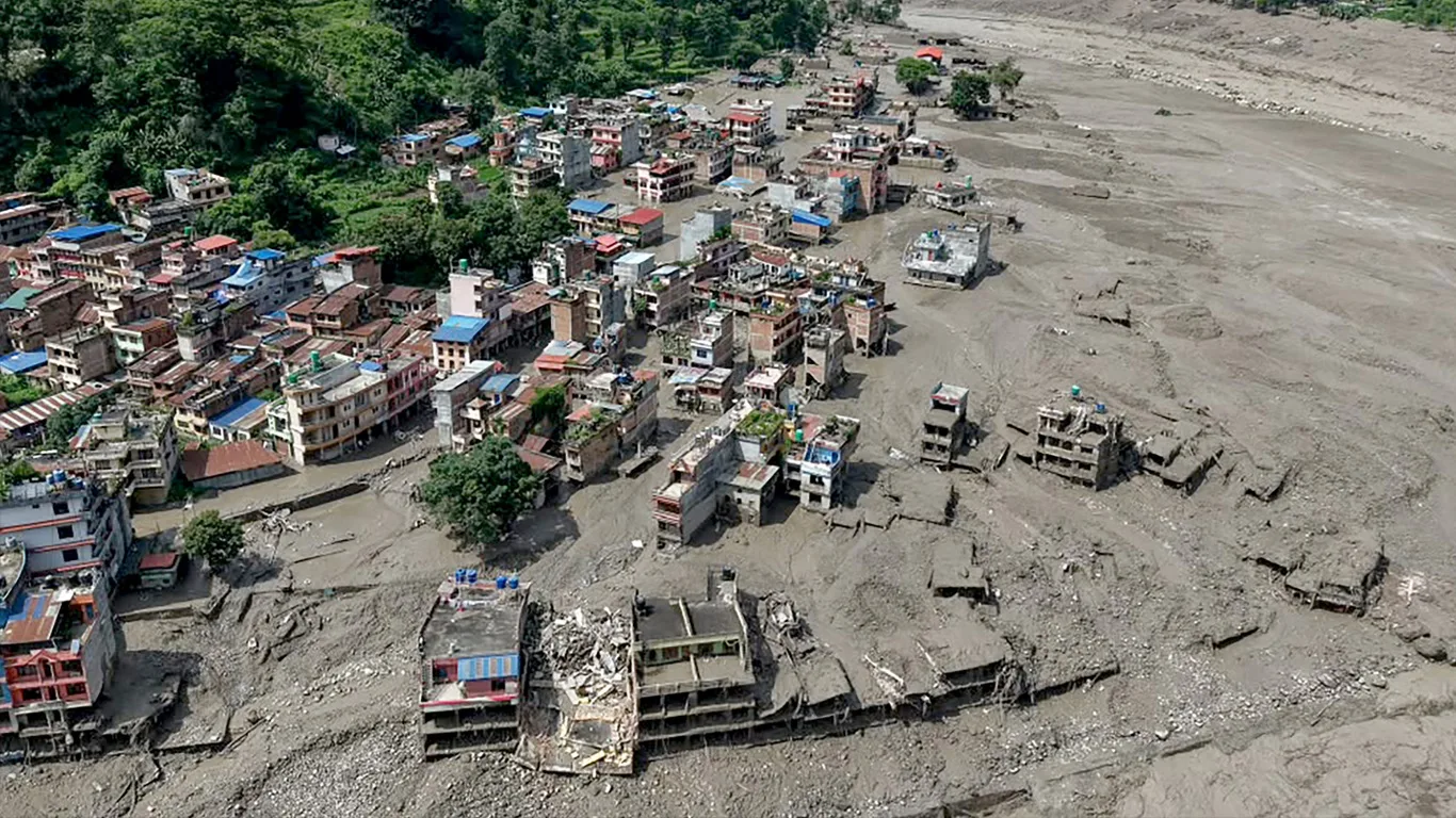 Casas ficam parcialmente submersas pela lama após uma inundação repentina em Trishuli Bazar, no distrito de Nuwakot, no Nepal