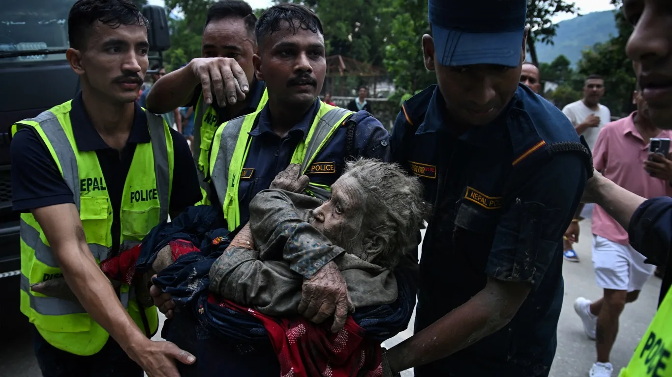 Resgatistas carregam sobrevivente de inundação após enchentes repentinas e deslizamentos em Devghat, no distrito de Nuwakot, no Nepal 