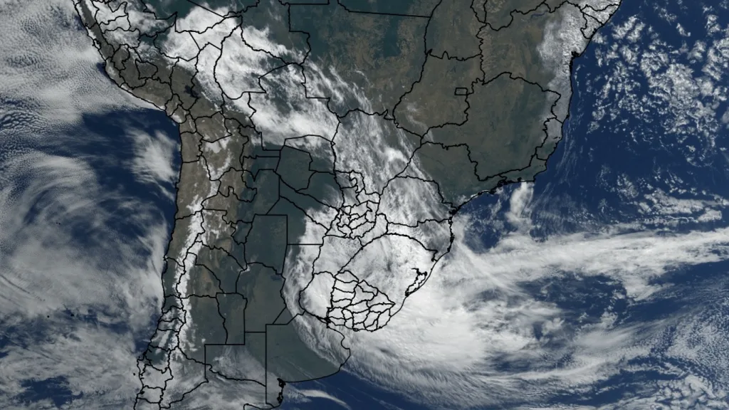 Imagens de satélite mostram ciclone em formação sobre o continente