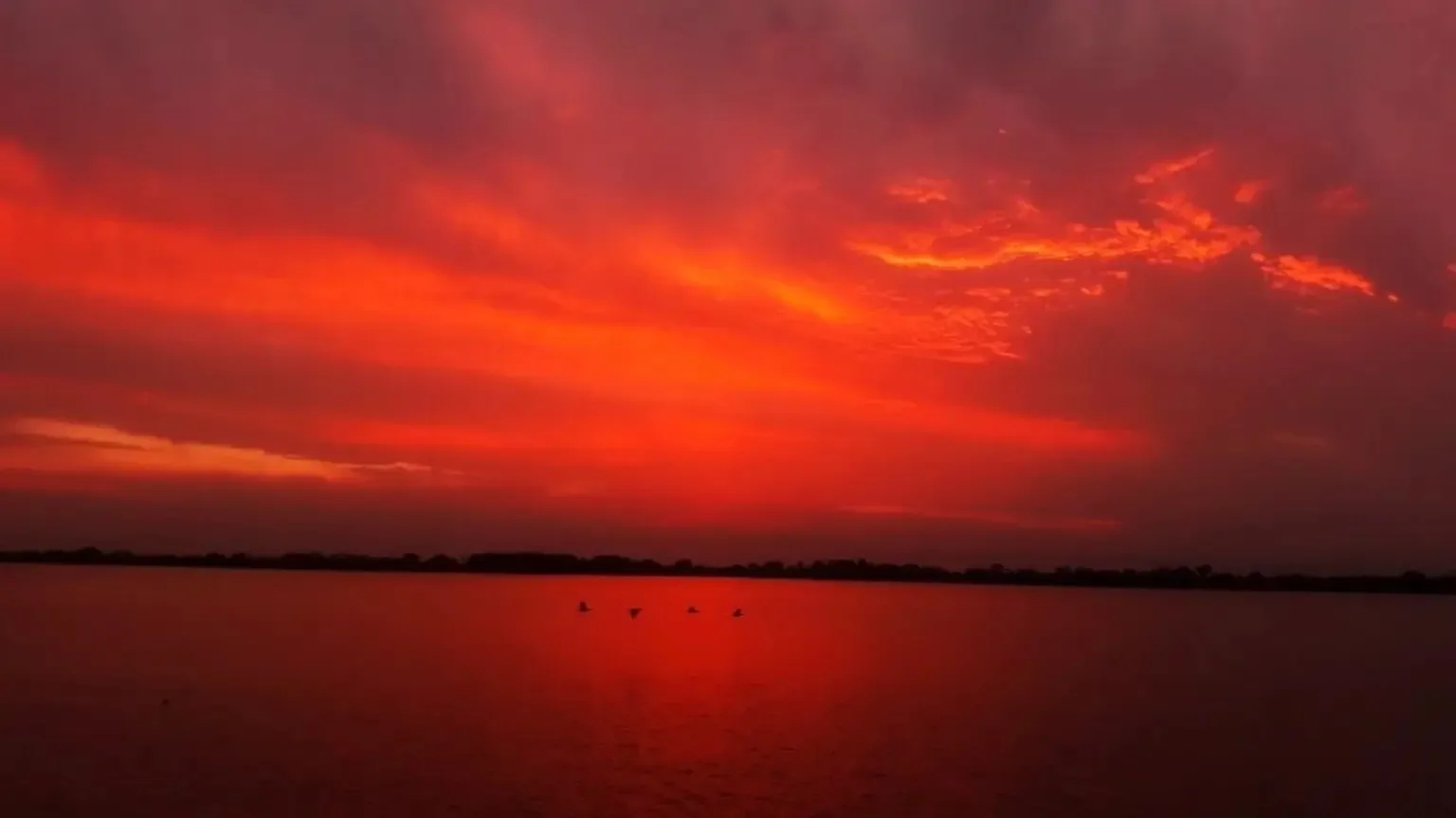Foto mostra entardecer com calor