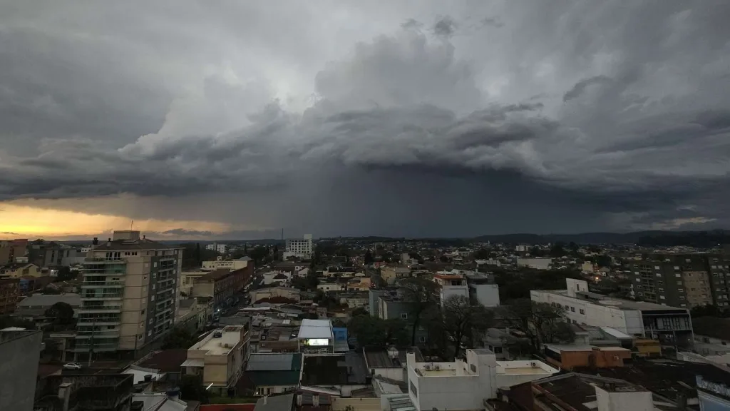 Chuva avança, atingirá mais cidades e não deixa o estado por dias