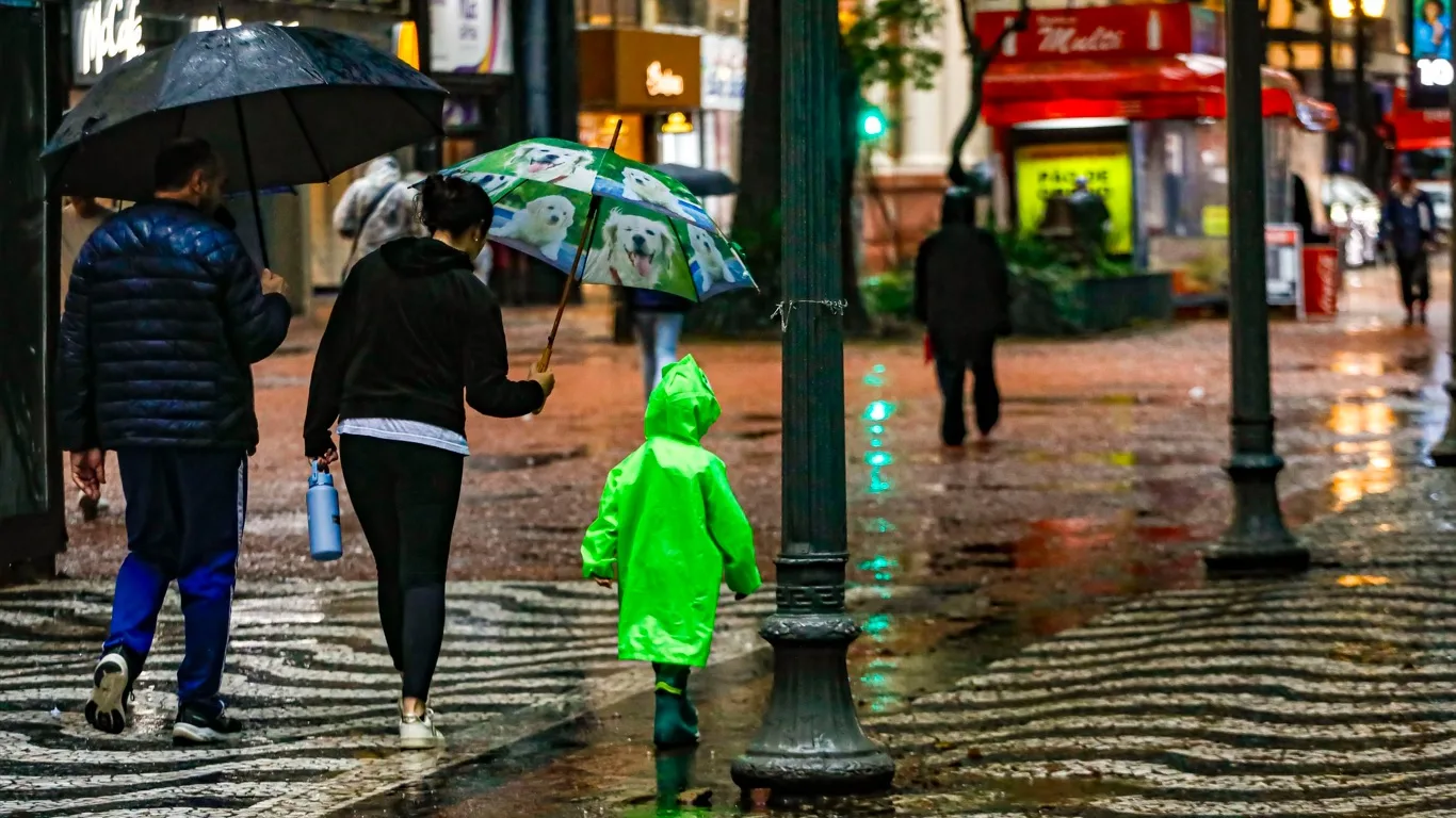 Foto mostra chuva em Porto Alegre