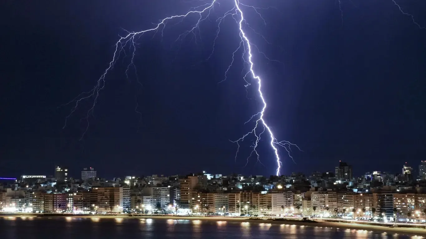 Foto de chuva e raios em Montevidéu