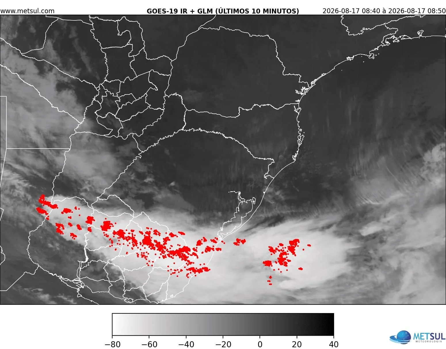 Imagem de satélite do final da madrugada mostra a frente com raios (pontos vermelhos) entre o Uurguai e o Rio Grande do Sul |