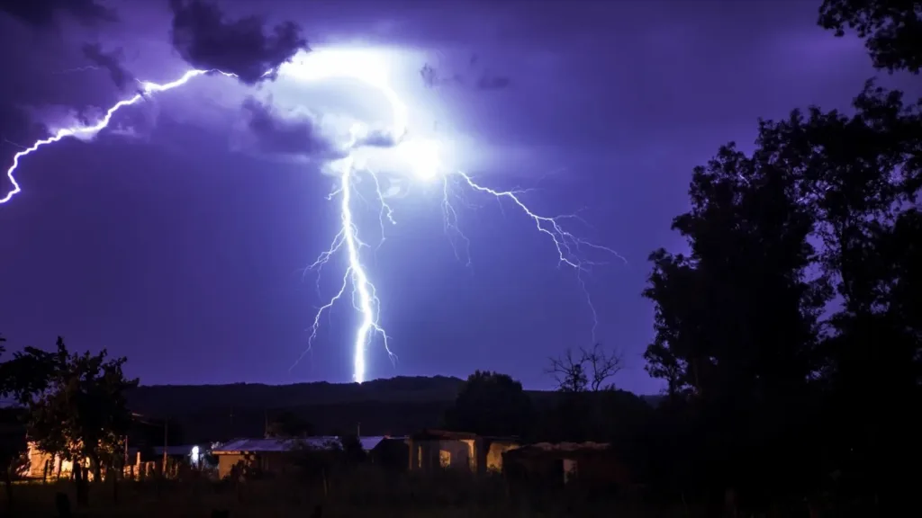 Chuva avança nesta sexta-feira com risco de temporais