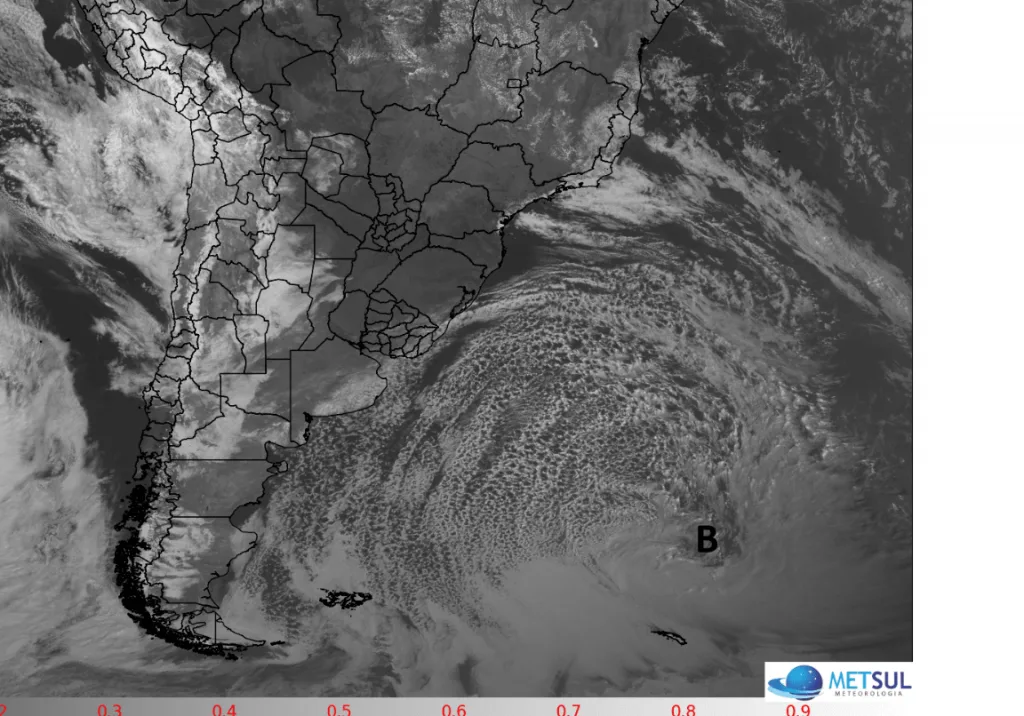 Ciclone extratropical gigante no Atlântico Sul eleva risco de ressaca