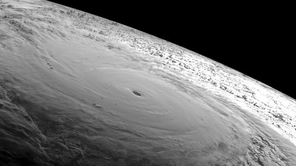 Satélite faz incrível registro do espaço de ciclone poderoso