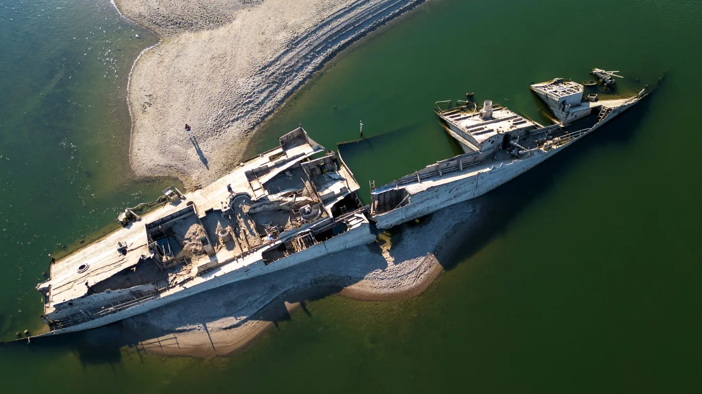Foto mostra naufrágio de um navio alemão da Segunda Guerra Mundial reaparece no leito do Danúbio durante a seca extrema em Prahovo, na Sérvia 