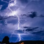 Domingo de risco terá chuva localmente forte, raios e granizo