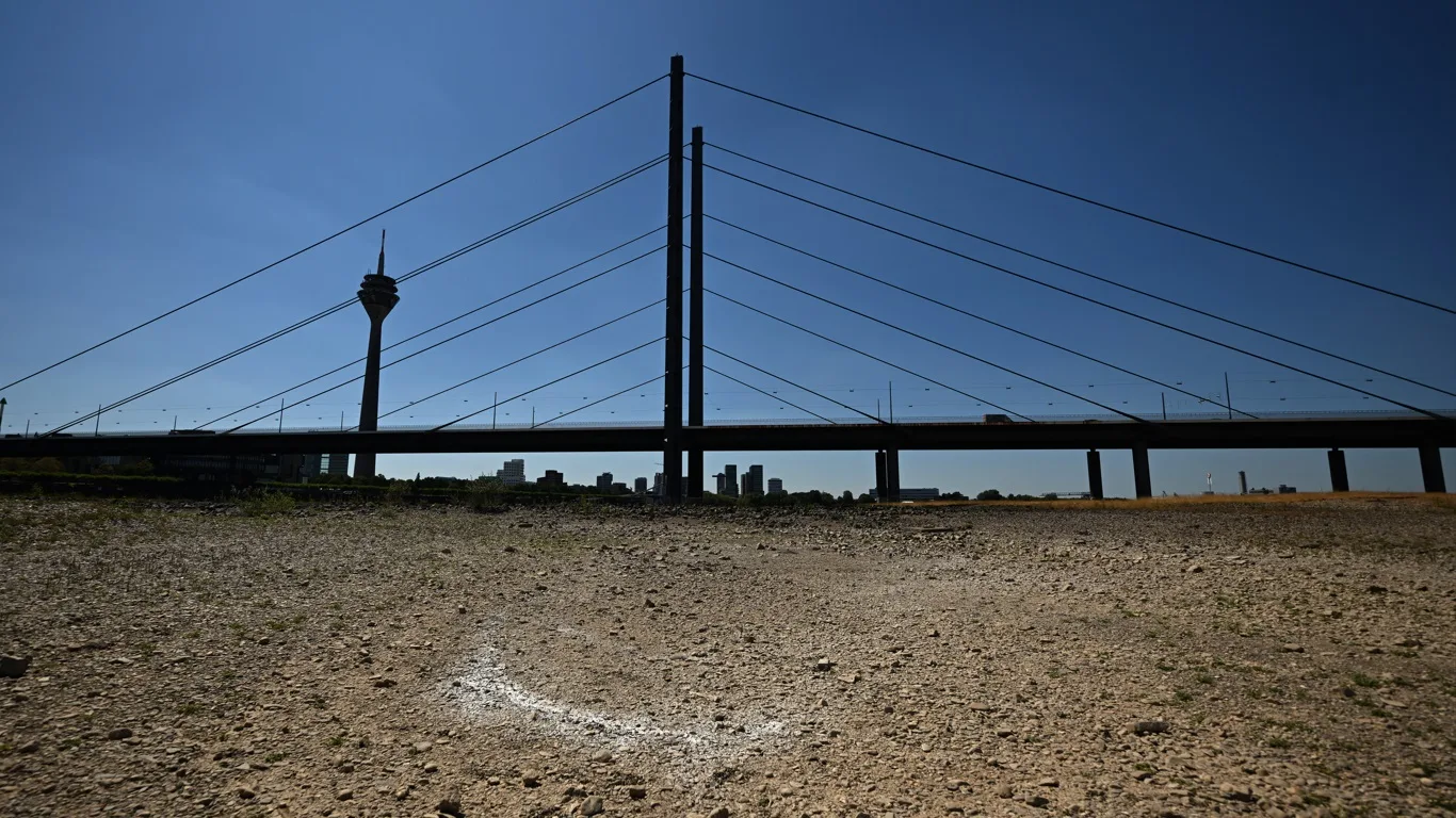 Foto de rio seco na Alemanha pela seca na Europa