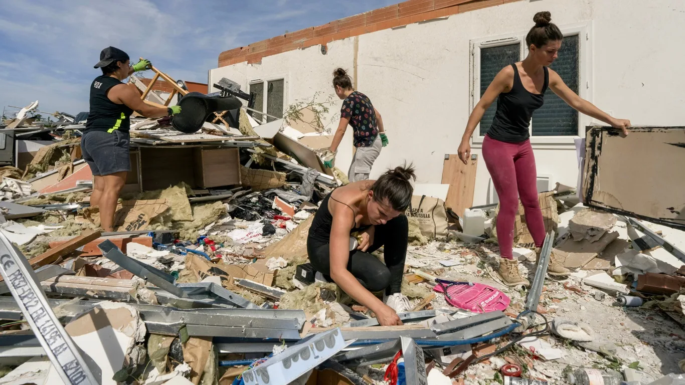 Moradores buscam pertences em casa destruída após a passagem de um tornado em Pomas