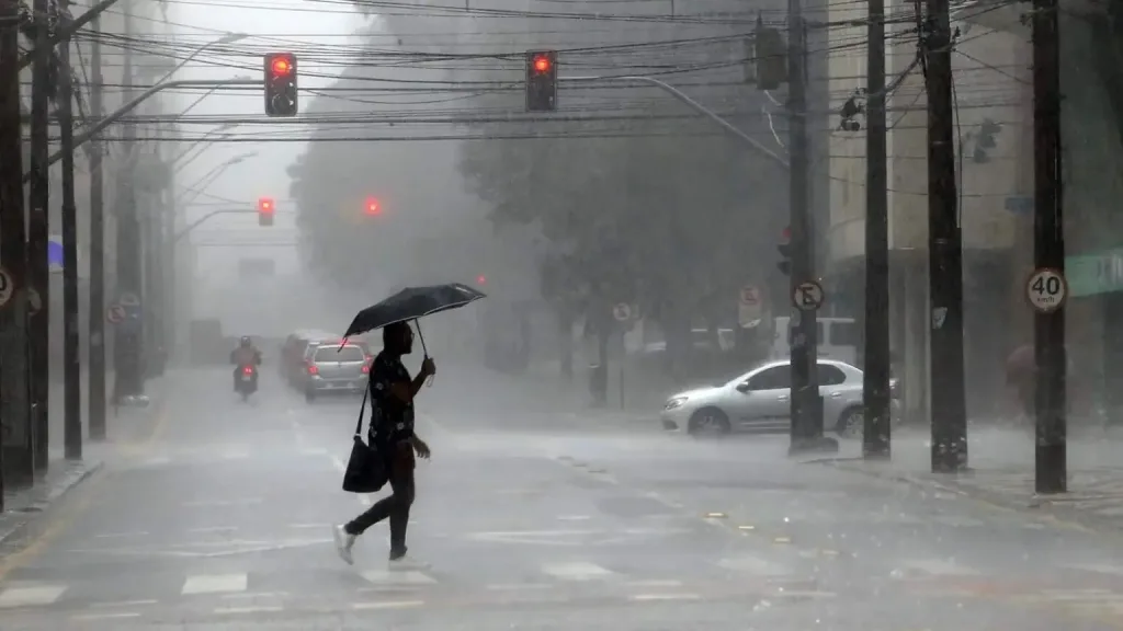 Frente fria avança e traz mais chuva no Sul do Brasil