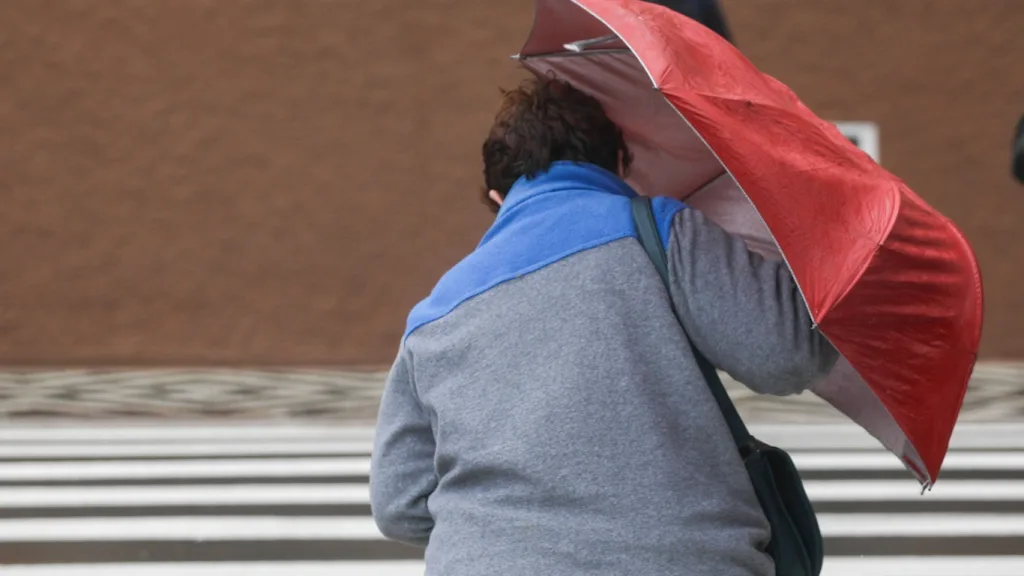 Ciclone e frente fria trazem mudança do tempo nesta quinta-feira
