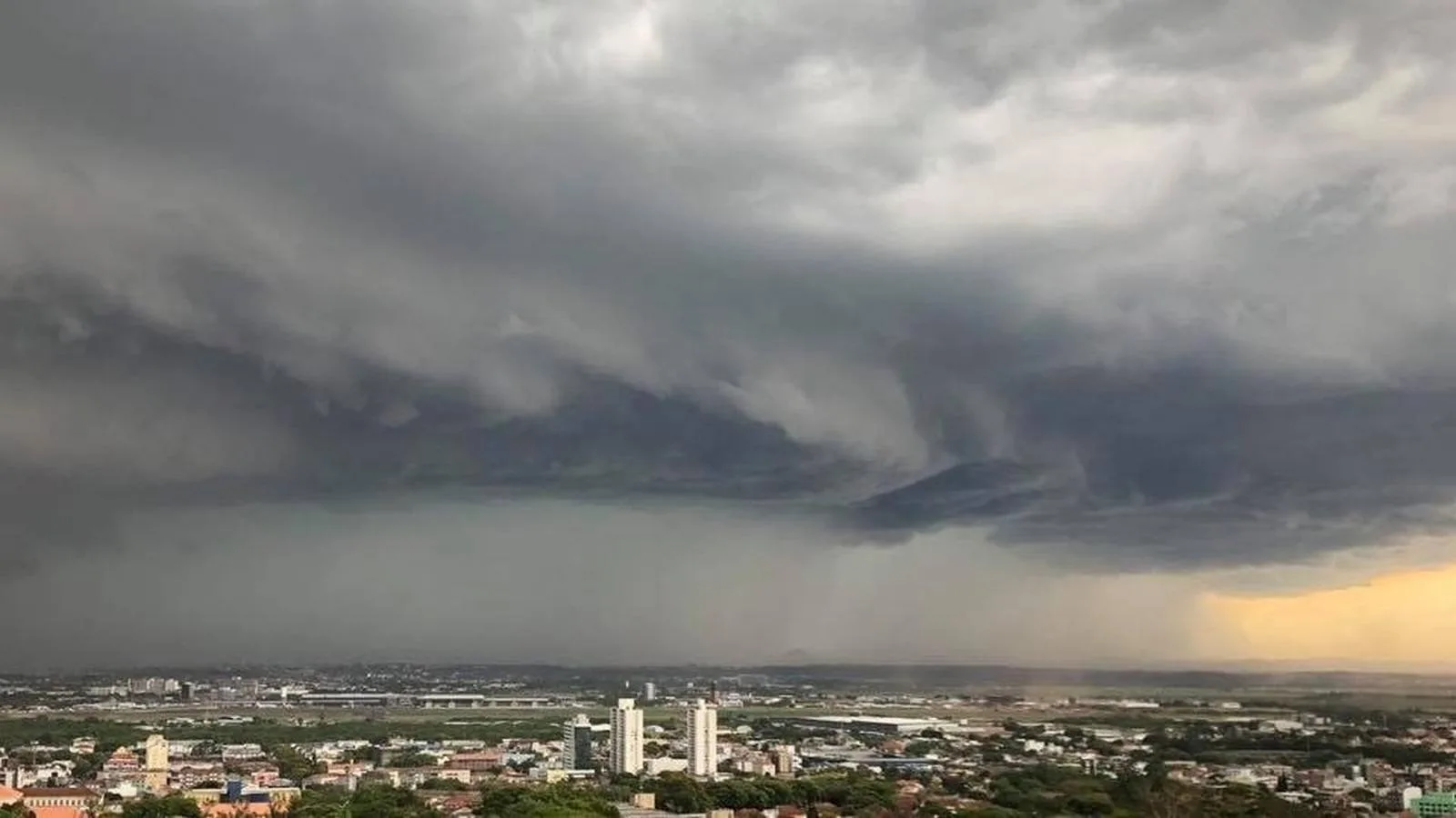 Foto mostra instabilidade por frente fria na Grande Porto Alegre 