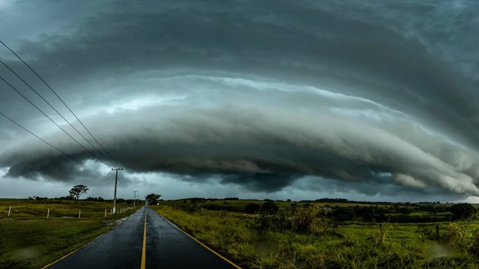 Foto de temporal em frente fria associada a ciclone 