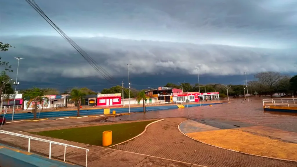 Frente quente traz chuva, raios e risco de granizo isolado