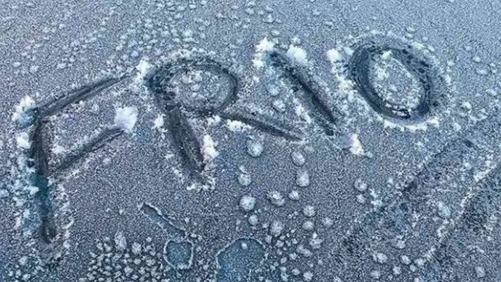 Palavra frio escrita na geada