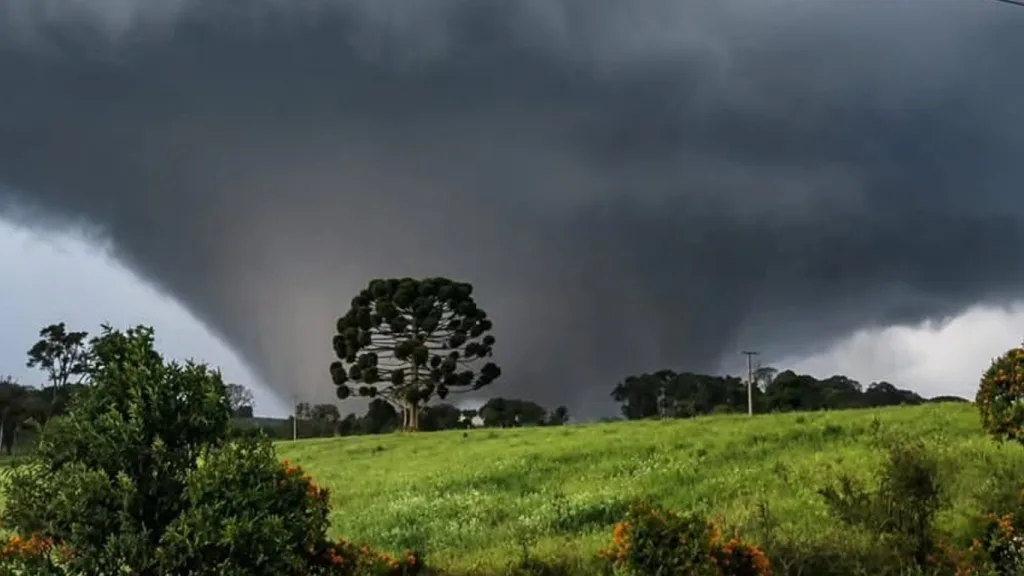 Tornado no Paraná é o terceiro em 12 dias e impressiona pelo tamanho
