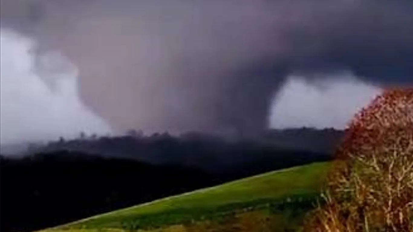 Foto mostra o tornado no Paraná 
