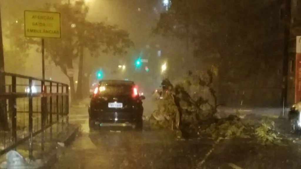 Violento temporal com vendaval de 132 km/h em Porto Alegre