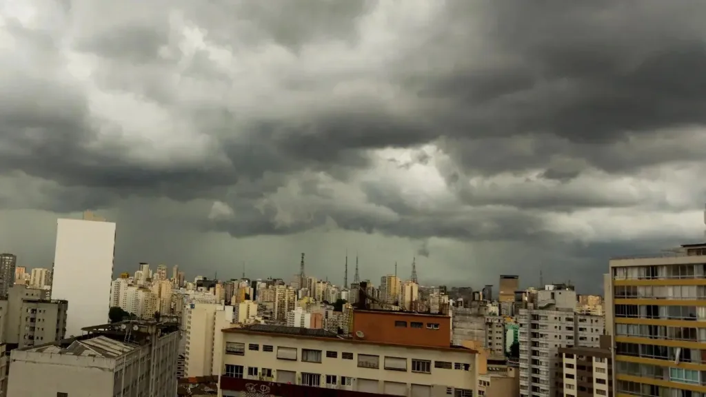 Setembro começa com frente fria, ciclone na costa e chegada de ar frio