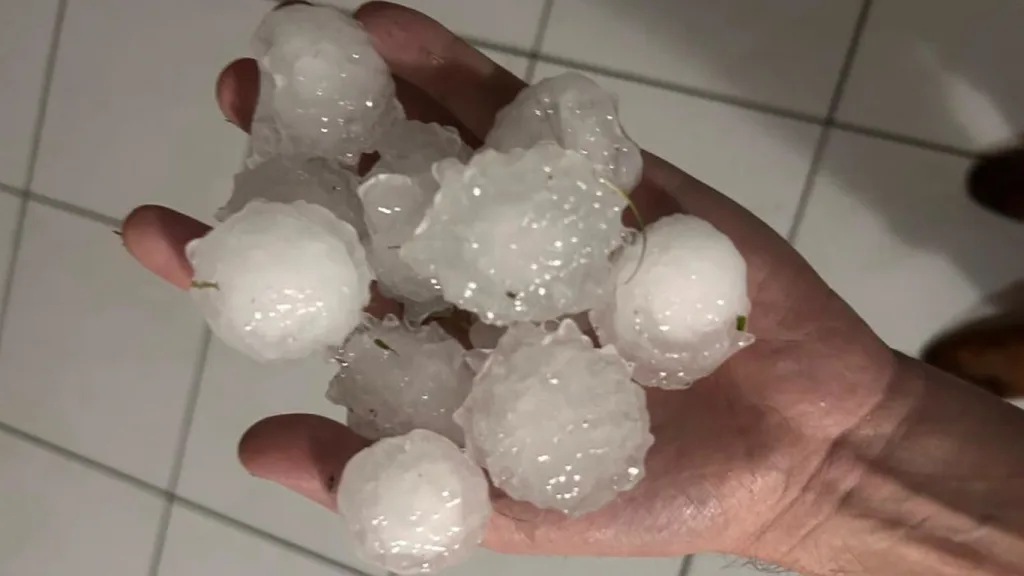 Morte e estragos em dia com 36ºC, chuvarada, 200 mil raios e granizo