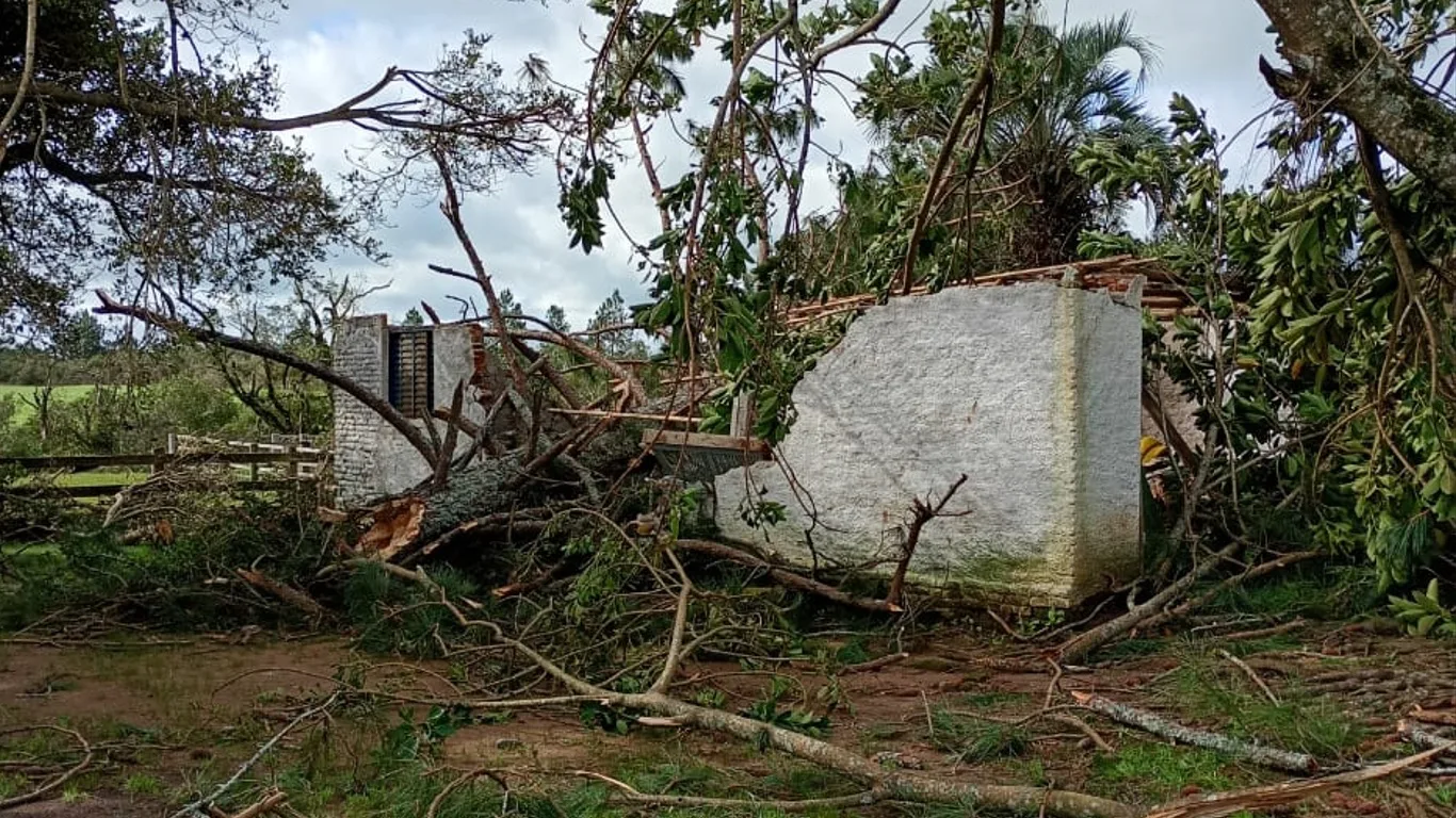 Foto dos estragos pelo tornado em Pedro Osório 