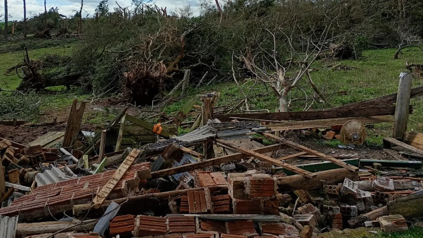 Foto dos estragos pelo tornado em Pedro Osório 