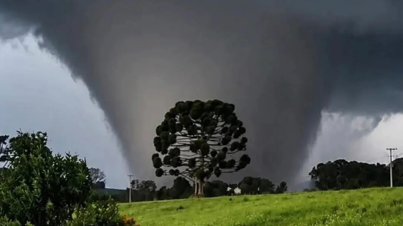 Foto mostra onda de tornados no Sul do Brasil 