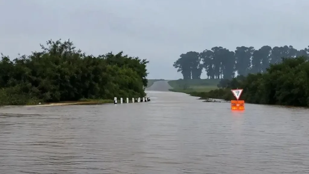 Chuva extrema causa inundações e enchente no Uruguai