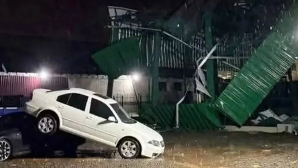 Tornado causa estragos e levanta carro em cidade do Paraná